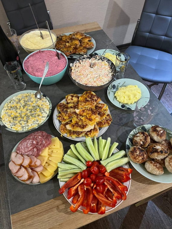 За годину перед застіллям варто з'їсти легкий салат, щоб уникнути переїдання 