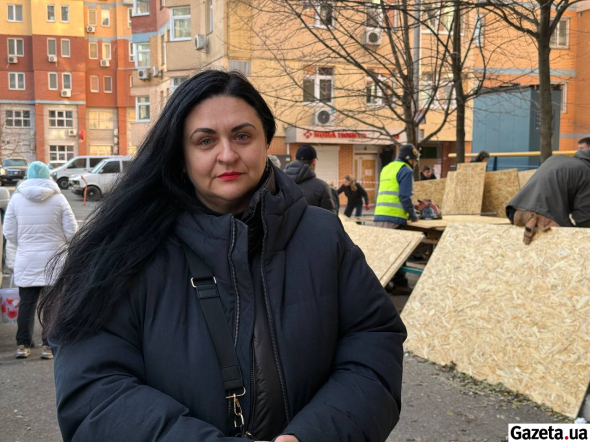 Юлия у подъезда поврежденной многоэтажки - ее квартира на 21-22 этажах испытала значительные разрушения