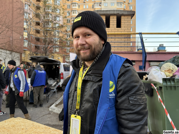 Психолог мобильной бригады "Рокады" Александр консультирует жителей после ночного прилета