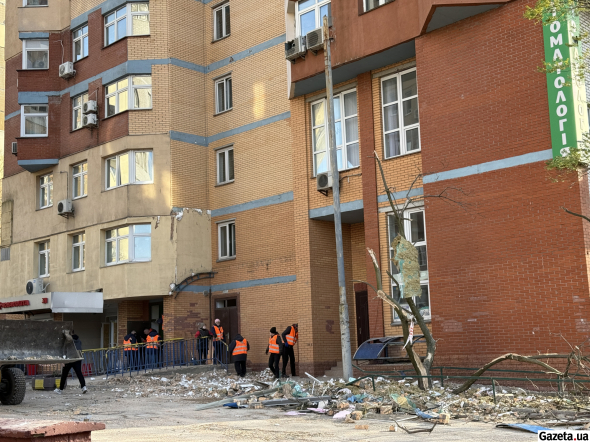 Двор после ночного прилета: обломки дерева, стекла и части фасада, которые разбрасало взрывной волной