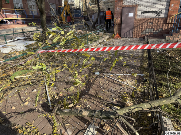 Двор после ночного прилета: обломки дерева, стекла и части фасада, которые разбрасало взрывной волной