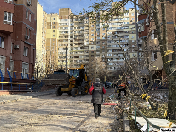 Територію біля епіцентру події обмежили стрічкою