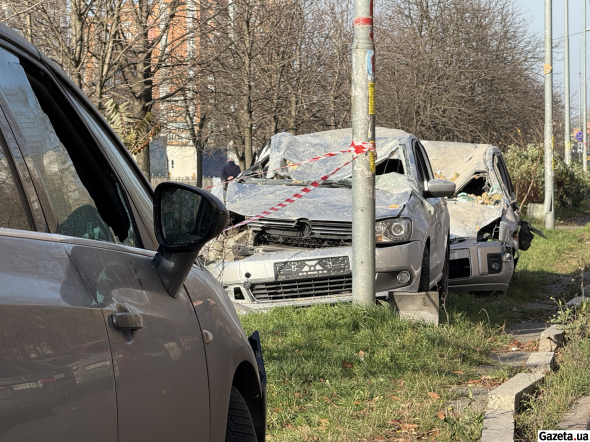 Автомобили, изуродованные взрывной волной и обломками