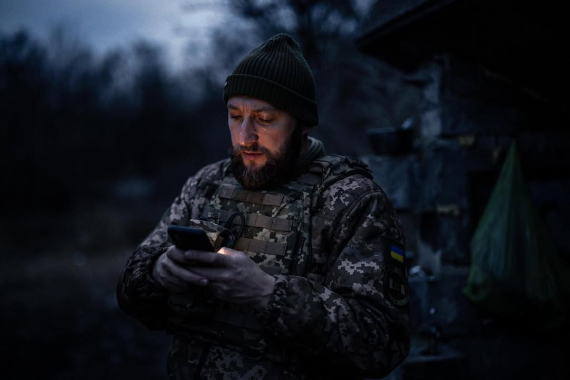 Володимир Кравчук розповів, що найважчим під час служби в ЗСУ була розлука з сином. Зараз він працює військовим кореспондентом і зізнається, що війна кардинально змінила його ставлення до українськості
