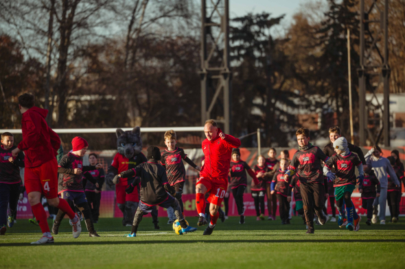 Благодаря слаженной игре юные футболисты вместе с капитаном Волком открыли счет и на протяжении всего матча удерживали преимущество в один гол