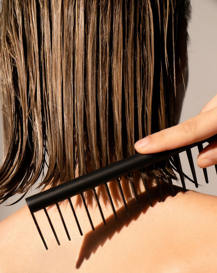 Дерматологи назвали признаки, что моете волосы недостаточно