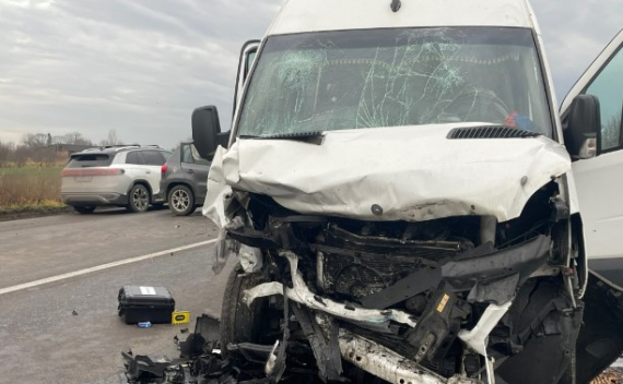 Врізалися автобус і легкова