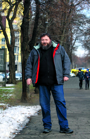 Євген ДИКИЙ 52 роки, науковець, військово-політичний експерт, ветеран Народився в Києві 28 серпня 1973-го. Закінчив біологічний факультет Київського університету імені Тараса Шевченка й аспірантуру на кафедрі екології Києво-Могилянської академії. Захистив дисертацію кандидата біологічних наук. Активний учасник трьох Майданів – Революції на граніті 1990 року, Помаранчевої революції 2004-го та Революції гідності 2014 року. Ветеран російсько-української війни, доброволець. 2014-го виконував обов’язки командира роти батальйону ”Айдар”, брав участь у боях під Луганськом. З лютого 2018 року очолює Національний антарктичний науковий центр. Нагороджений орденами ”За мужність” III ступе- ня та ”За заслуги” III ступеня