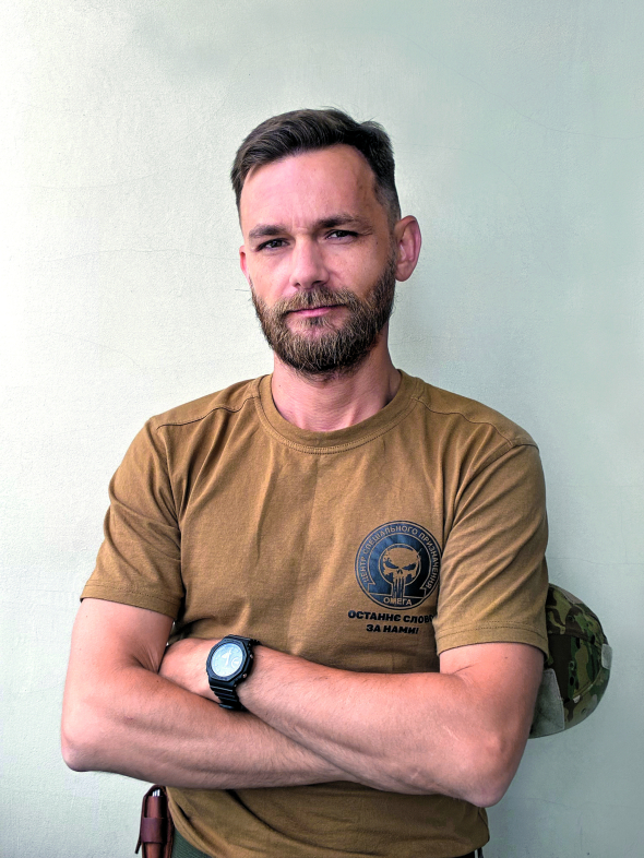 Павло КОРОБЧУК Народився 12 липня 1984-го в Луцьку. Батько – письменник. Мати – бджолярка. Чотири роки навчався на відділенні сходознавства Інституту філології Київського національного університету імені Тараса Шевченка за спеціальністю ”Перська мова”. Потому закінчив факультет української філології Волинського національного університету імені Лесі Українки. Працював директором департаменту цифрового контенту та соцмереж на Суспільному. Очолював відділи комунікації Українського інституту книги та фонду ”Сміливі”. Був керівником проєкту ”Фронтова студія” Культурного десанту. Із грудня 2024-го по серпень 2025-го був офіцером служби інформації та комунікації Центру спецпризначення ”Омега”. Тепер – пресофіцер підрозділу Національної гвардії України. Автор поетичних книжок ”Натщенебо”, ”Кайфологія”, ”Динозавр”, ”Мерехтіло”, ”Хвоя”, ”Навій”, збірки оповідань ”Священна книга гоповідань”, романів ”Море для шульги” та ”Ключові клапани”. У перекладі на словацьку вийшли поетичні збірки Kameňolom і Pôžitkológia. На польську – Kajfuj Kajfuj. Член Українського PEN. Барабанщик українського гурту Ben Obert. Автор альбомів електронної музики: HOROBRO, ZOOVSIM, ЧЕРВОНОЗЕМ. Переклав українською і виконав майже 50 пісень сучасних культових рок- і метал-гуртів. У шлюбі. Дружина – журналістка-розслідувачка. З 2020-го займається боксом. Слухає гурти Nirvana, ”Брати Гадюкіни” та ”Скрябін”. Живе в Києві