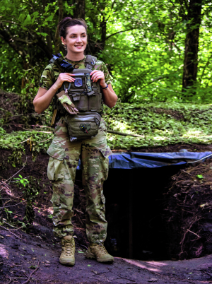 23 роки, командирка самохідної артилерійської батареї Народилася 26 березня 2002-го в селищі Старі Кути Косівського району на Івано- Франківщині. У дитинстві займалася вокалом. 2023-го закінчила Національну академію сухопутних військ імені гетьмана Петра Сагайдачного. З весни того ж року служить у 32 окремій механізованій Сталевій бригаді. Пройшла з бригадою сватівський, куп’янський, сумський, торецький напрямки. На кінець 2025-го стримує ворога на покровському. Військове звання – капітан. Заміжня