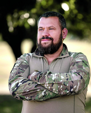 Олександр ”Хуліган” БЄЛЯВСЬКИЙ 38 років, військовий Народився 10 лютого 1987-го в селищі Літин на Вінниччині. Батько – столяр, мати – кухар. Вступив до Вінницького фінансово-економічного університету за спеціальністю ”Правознавство”. Після трьох курсів навчання пішов на строкову службу. Проходив її у Чернігові та Львові. ”Тоді ж був перший бойовий виїзд. 2008-го через повінь на кордоні Івано-Франківської та Чернівецької областей перевернуло опору залізничного мосту. Треба було ставити новий. Наша частина виграла тендер. Щоб поставити нову опору, треба було зруйнувати стару. Її вага – 110 тисяч тонн”. Працював у державній службі охорони у Вінниці. Звільнився за три роки і влаштувався в літинську виховну колонію. 2016 року підписав контракт із 59 окремою мотопіхотною бригадою. Очолив групу інженерного забезпечення, працював у Світлодарську, Широкиному, Водяному, Павлополі. Брав участь у розмінуванні Ічні на Чернігівщині після підриву складів. З 24 лютого 2022-го – учасник повномасштабної війни. Штаб-сержант, начальник майстерні з ремонту й обслуговування боєприпасів взводу дистанційного мінування інженерно-саперної роти батальйону підтримки 59 окремої штурмової бригади у складі Сил безпілотних систем. Хобі – риболовля. Серед страв віддає перевагу вареникам із картоплею. Любить дивитися трилери. Улюблене місто – Маріуполь на Донеччині. Одружений, має двох дітей 