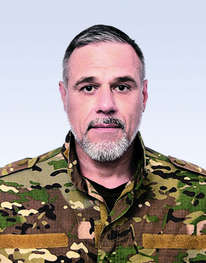 Валерій ЩЕТИНІН 51 рік, ветеран російсько-української війни Народився 20 серпня 1974-го в Києві. Після школи пішов до кулінарного училища. Працював на Троєщині, в ма- газині ”Кулінарія”, в м’ясному цеху. Мати була майстром у магазині ”Оптика”, за кілька років вона забрала його до себе, навчила – й вони працювали разом. Майстер- оптик четвертого розряду. Відкрив свою ”Оптику” 2002 року. Згодом зайнявся елітними парфумами. Коли прийшов до влади Янукович, виїхав у село до Жи- томирської області, завів ферму, розводив свиней. 2014-го брав участь у Революції гідності, а далі поїхав на схід добровольцем до підрозділу ”Київ-1” Міністер- ства внутрішніх справ. У шлюбі з дружиною Мариною. Мають сина Влада, 33 роки, доньку – 26-річну Олександру, онука Єгора, 12 років