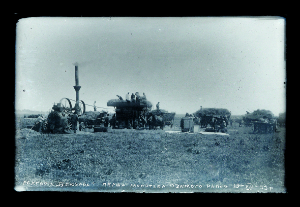Перша молотьба озимого рапсу в радгоспі імені Блюхера Роменського району на Сумщині. 19 липня 1933 року. Світлину виявила команда Музею Голодомору-геноциду під час експедиції в Сумську область 2020-го. Знімок зроблено 1933 року. Негативи в колекцію Музею передав благодійний фонд ”Розвиток Посулля” 2022-го