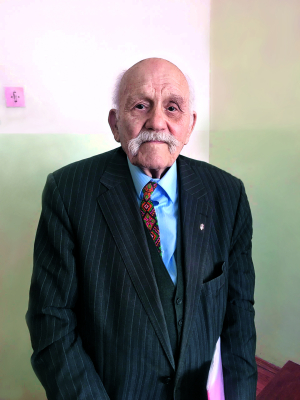 Ілько КОРУНЕЦЬ Народився 15 лютого 1922 року в селі Семенівка Лисянського району Черкаської області. 1950-го закінчив Київський педагогічний університет. Учасник руху шістдесятників проти зросійщення української мови. Працював перекладачем, літературним критиком, кандидат філологічних наук. У 1960–2018 роках – професор кафедри англійської філології і перекладу Київського національного лінгвістичного університету. 2009-го нагороджений літературною премією імені Максима Рильського. Брав участь у Другій світовій війні. Був у концтаборі для полонених. Виховав двох доньок. Під час Голодомору 1932–1933 років жив у селі Семенівка та селі Боярка (в 1932–1933 роках було село Харченків, що пізніше ввійшло до складу села Боярка) Лисянського району Черкаської області