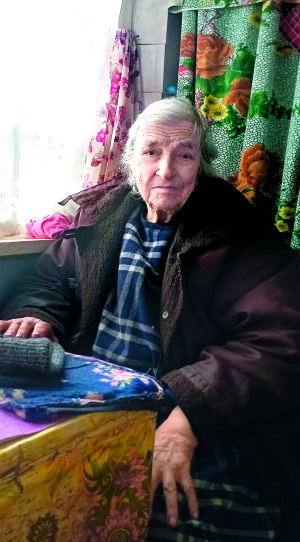 Любов БЕЗУШКО 94 роки, свідок Голодомору Народилася 12 грудня 1931-го в селі Носівці Гайсинського району на Вінниччині. Батько був кравець, мати працювала в колгоспі. Закінчила сім класів місцевої школи. Працювала на полі в колгоспі, згодом у цеху консервного заводу, пізніше – на маслозаводі, тоді – на хлібзаводі. Удова. Чоловік Яків працював на консервному заводі. Виховали доньку й сина, але син загинув 20-річним у аварії під час служби в армії. Має онучку, двоє правнуків і двоє праправнуків. Живе в Гайсині