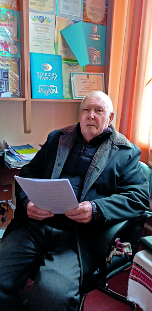 Дмитро ОМЕЛЯНЧУК 94 роки, завідувач музею, свідок Голодомору Народився 21 жовтня 1931-го в селі Рахнівка Гайсинського району на Вінниччині. Батько працював їздовим, а мати – на буряках у колгоспі. Закінчив сім класів Рахнівської школи. Вивчився на столяра у профтехучилищі в селі Верхнячка на Черкащині. Закінчив Миколаївське педагогічне училище. Працював два місяці в бібліотеці, потім проходив службу в армії. Достроково демобілізувався у зв’язку із вступом до Тульчинського культосвітнього училища. Був завідувачем клубу. Також закінчив Уманський педагогічний інститут за спеціальністю ”Біологія і основи сільськогосподарського виробництва”. Працював учителем біології. 40 років був директором школи. Створив музей Василя Стуса в селі Рахнівка. З 1997-го і до сьогодні очолює музей. Удівець. Дружина Галина була завідувачкою дитячого садка.  Померла 25 років тому. Має доньку, двоє онуків і троє правнуків. Живе в селі Рахнівка