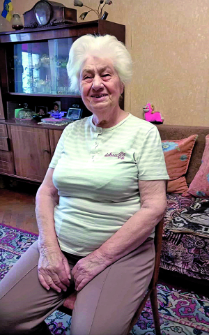 87 років, учителька, свідок Голодомору 1946–1947 років Народилася 30 березня 1938-го в селі Євминка Остерського району на Чернігівщині. Але там її батьки майже не жили. Батько Анатолій Прозоров був агроном, і його направили до Остра. Мати Лідія Прокопенко доглядала за дітьми, їх у сім’ї було четверо. Закінчила Київський педагогічний інститут імені Горького – нині Український державний педагогічний університет імені Михайла Драгоманова. 30 років працювала вчителькою української мови й літератури у школі- інтернаті. Після війни таких шкіл було багато. ”У мене всі учні були хороші. Бувало, вкинуть когось у клас і кажуть: заберіть – ми вже не можемо з ним справитися. А я справлялася”. Удова. Чоловік Олександр Іванов працював дозиметристом в Інституті автоматики. Помер 20 років тому від онкології. Виховала двох доньок. Молодша померла від раку 10 років тому. Після початку великої війни старша донька з родиною виїхала у Швейцарію. Має четверо онуків і троє правнуків. Живе в Києві