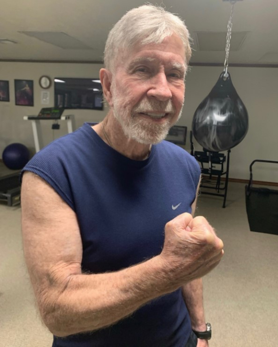 Чак Норрис показал фото из спортзала