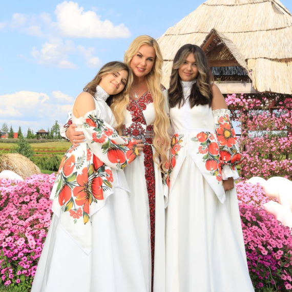 Камалия призналась, что вернула дочерей из Великобритании в Украину, потому что очень скучала без них и чувствовала себя тревожно