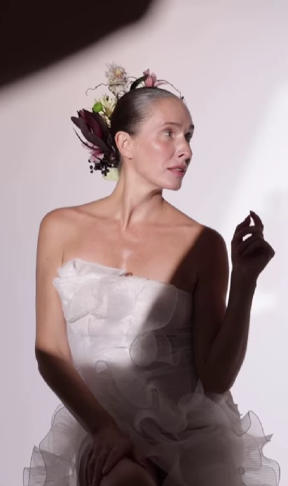 Екатерина Осадчая вспомнила свои модельные промахи - от незнания английского и лишнего веса до проспанных самолетов