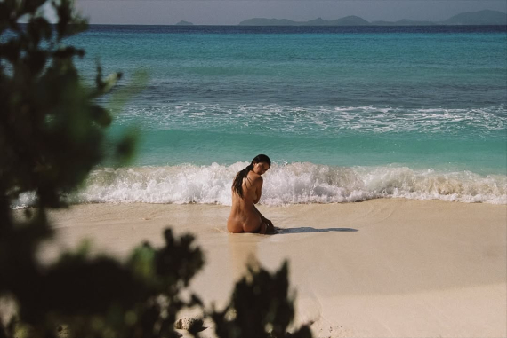 Кендалл Дженнер показала идеальное тело без одежды