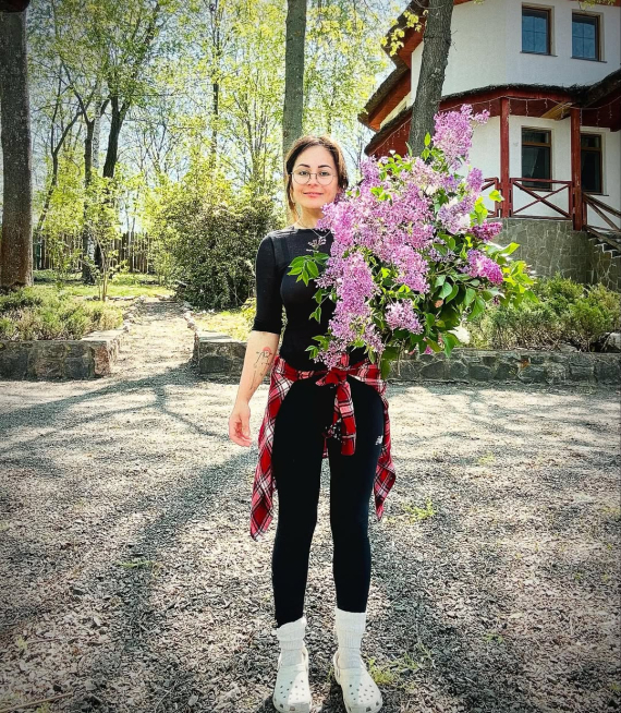 Даша Малахова рассказала, что ее бывший муж Чаба Бакош общается с детьми, но их контакт не близкий. В новом браке с Сергеем Сулимой у них пока нет общих детей, хотя они задумываются об усыновлении или суррогатном материнстве