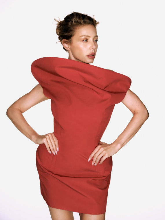 Тина Кароль в мини-платье устроила эмоциональную съемку на белом фоне 