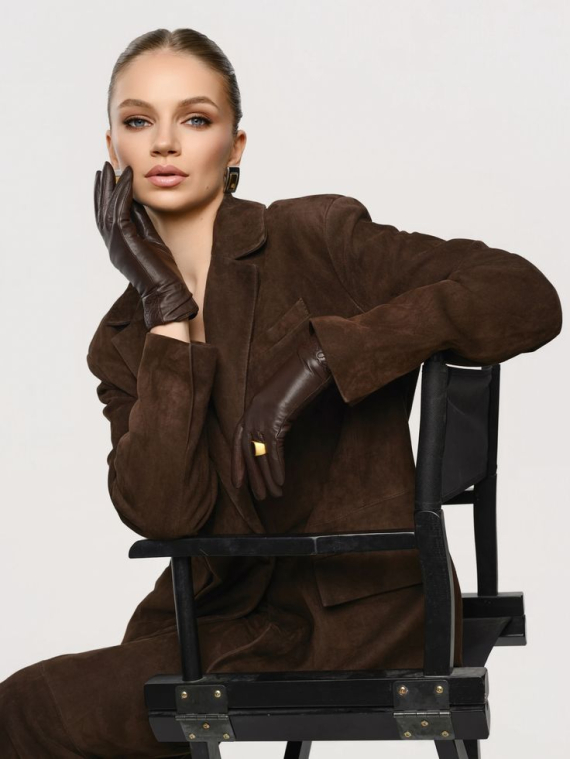 Класичні, довгі, мітенси та текстурні рукавиці додають стилю й характеру образу