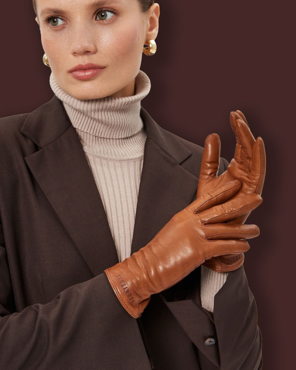 Класичні, довгі, мітенси та текстурні рукавиці додають стилю й характеру образу