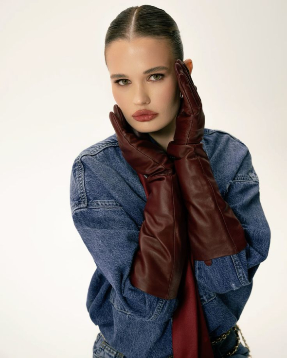 Класичні, довгі, мітенси та текстурні рукавиці додають стилю й характеру образу