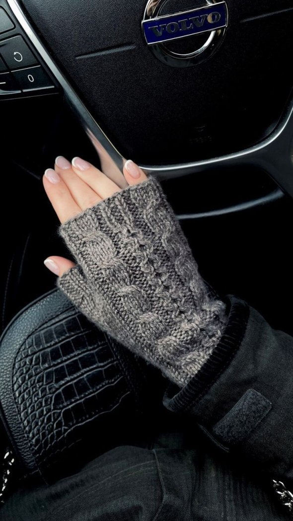 Класичні, довгі, мітенси та текстурні рукавиці додають стилю й характеру образу