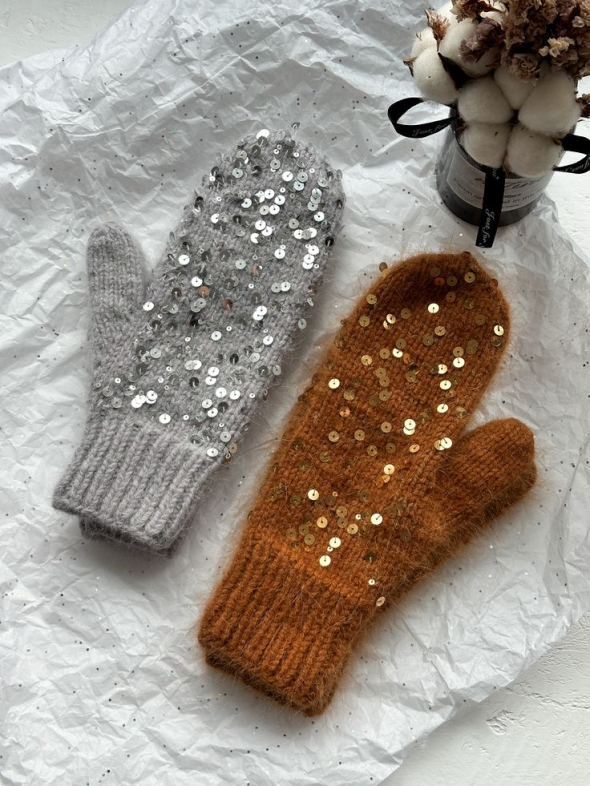 Класичні, довгі, мітенси та текстурні рукавиці додають стилю й характеру образу