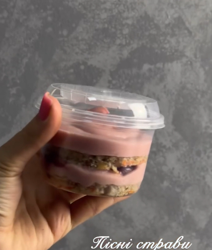 Пісний морквяний трайфл (торт у стаканчику)