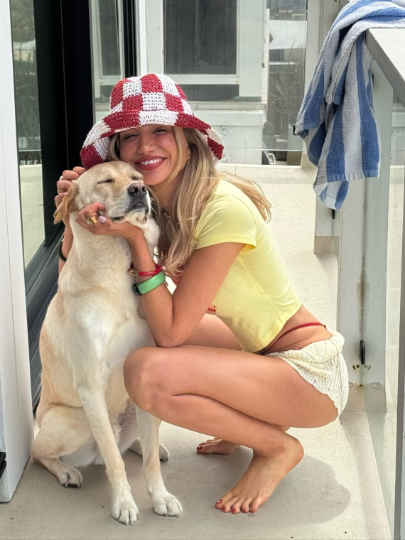 Габриэль Эпштейн в ультракоротких шортах снялась с домашним любимцем на балконе