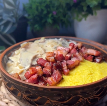 Справжный гуцульський банош з білими грибами та шкварками: готуємо вдома легендарну карпатську страву