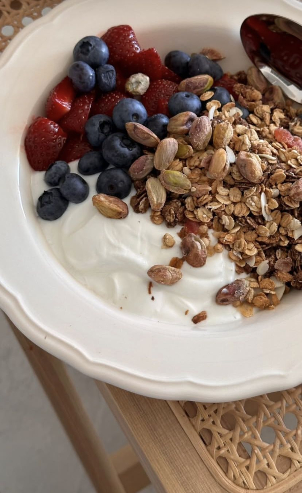 Парфе з грецького йогурту з ягодами та горіхами
