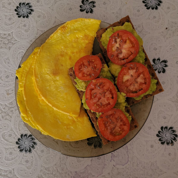 Овочевий омлет з авокадо та цільнозерновим тостом