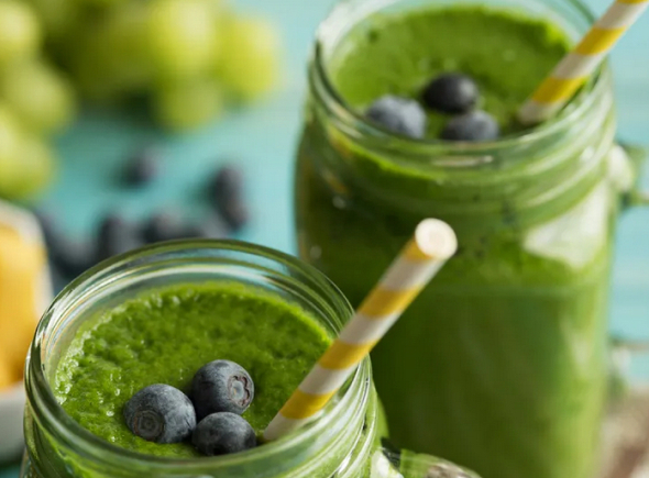 Білковий смузі зі шпинатом, ягодами та протеїновим порошком