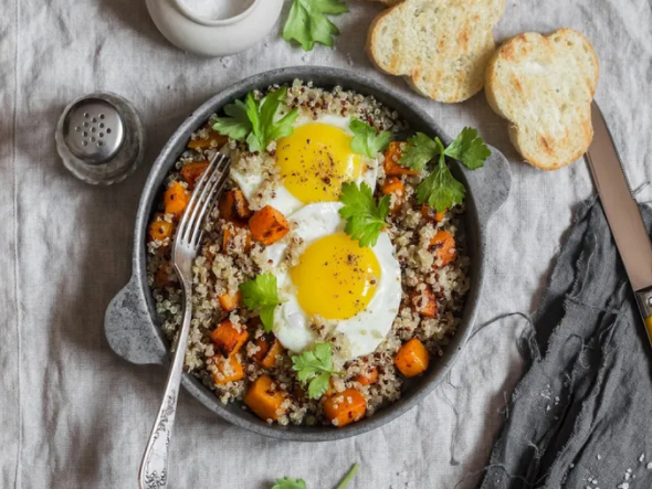 Сніданок з кіноа, яйцями та овочами