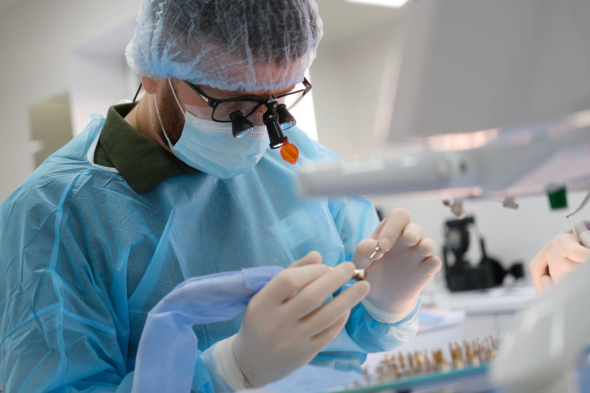 Імплантація зубів в Києві в клініці Eurodental проводиться за європейськими стандартами стоматології з використанням лише сертифікованих імплантів