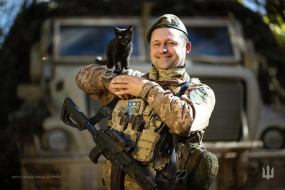 Четырехлапые собратья: фото, как животные поддерживают защитников в самые сложные дни