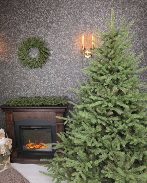 Головні поради, де краще ставити ялинку в домі, щоб стояла пишна й не осипалась 