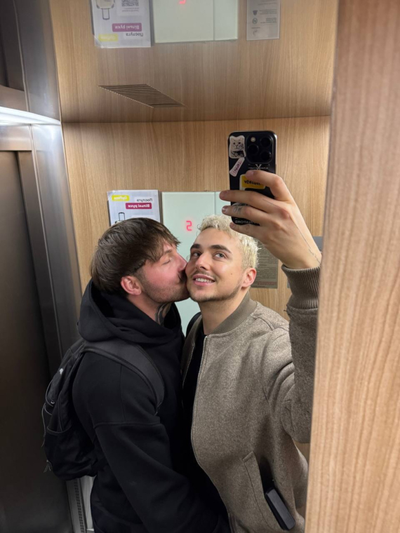 Melovin показав романтичні фото з нареченим-військовим