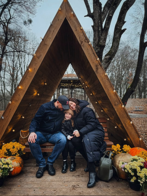 Наталка Карпа поділилася рідкісними фото з чоловіком і донькою