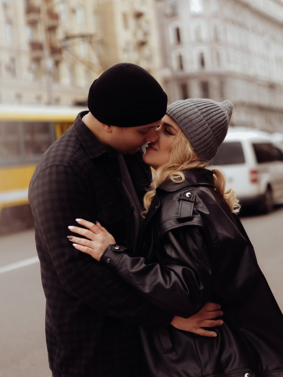 Инна Белень с любимым устроила романтическую фотосессию на улице