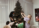 Мірошниченки у піжамах прикрасили ялинку всією родиною
