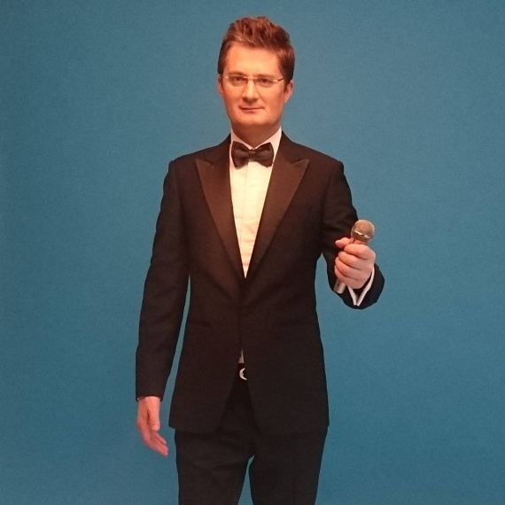 Игорь Кондратюк сказал, что получает пенсию около 10 тыс. грн и иногда проводит "Караоке на Майдане". Его дочь учится в США и теперь за это платит лаборатория, где она работает