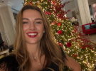 Христина Решетнік у витонченій сукні позувала біля ялинки, дзеркала і на ліжку