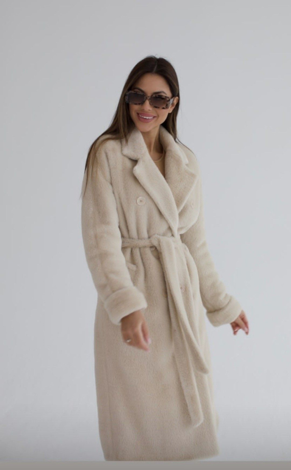 Андре Тан сказав, що наступного року головними трендами стануть шуби з прямим ворсом, хутряні шарфи та рожевий колір у різних відтінках