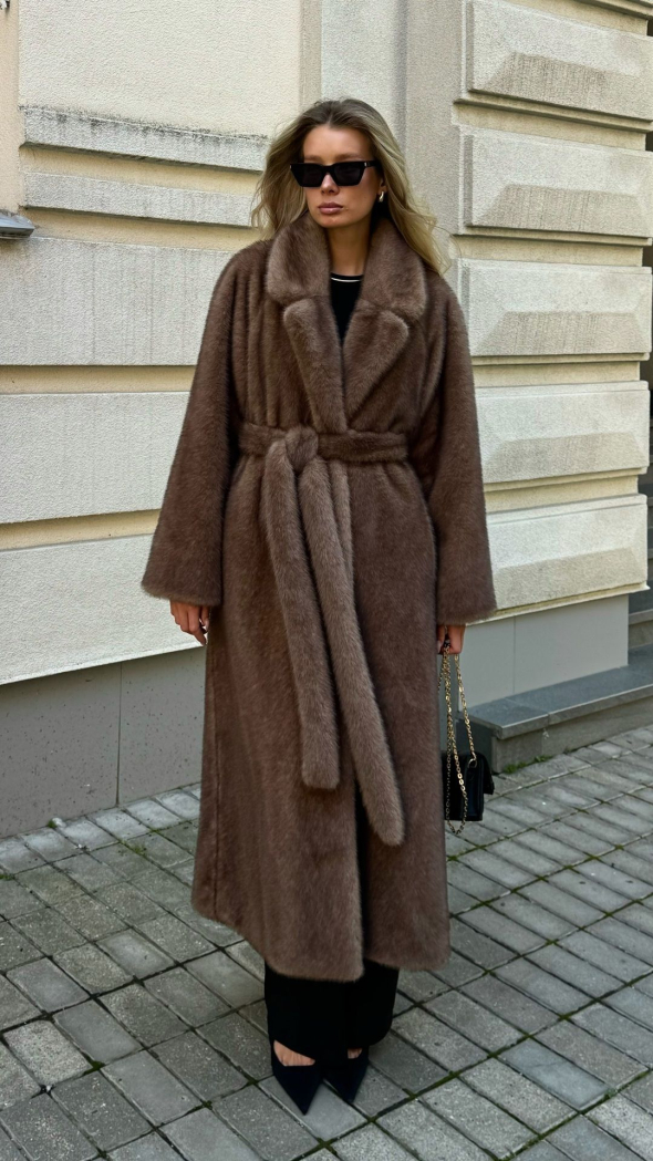 Андре Тан сказав, що наступного року головними трендами стануть шуби з прямим ворсом, хутряні шарфи та рожевий колір у різних відтінках